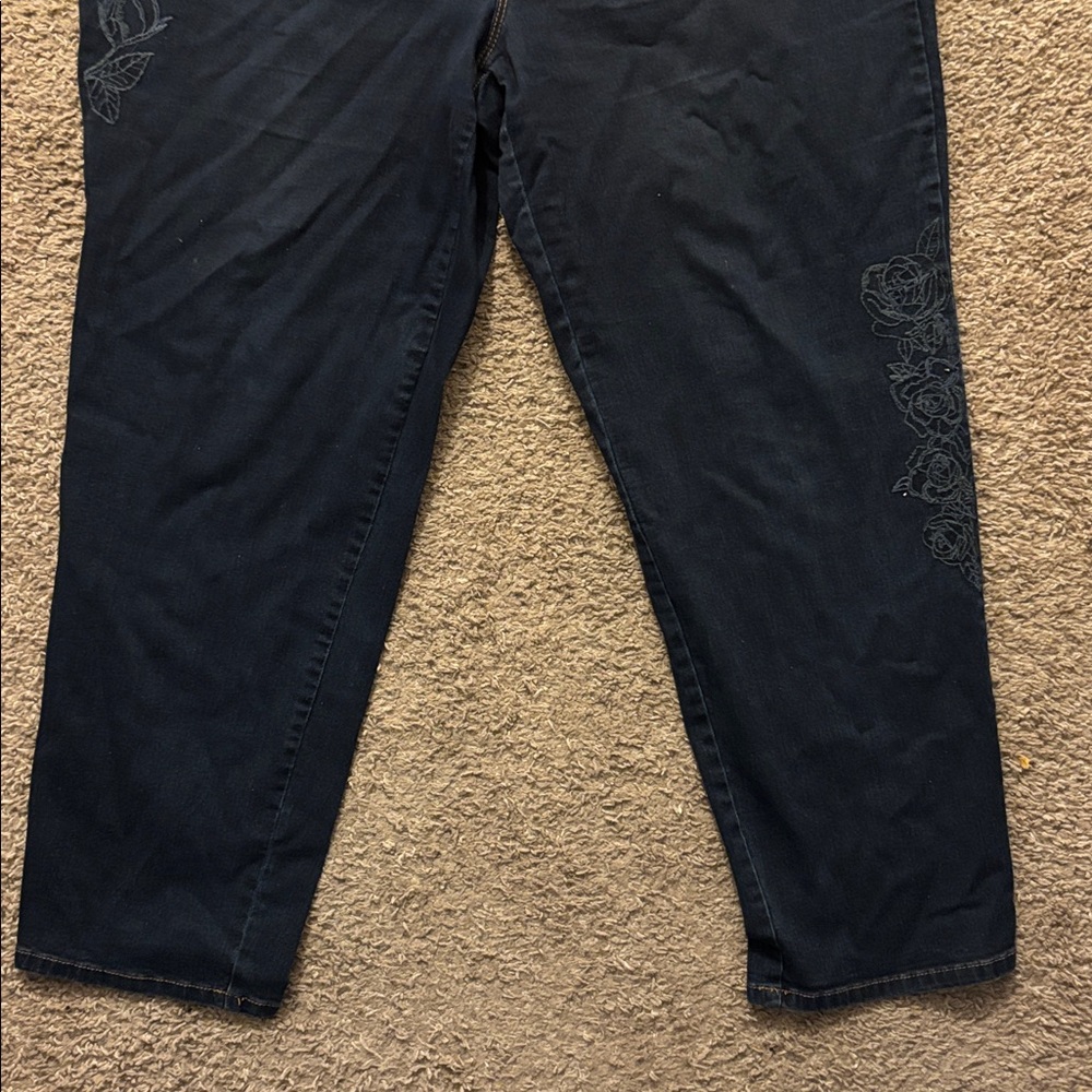 Gloria Vanderbilt Woman’s 22W Amanda Style Dark Wash Floral Designs Straight Leg - Picture 8 of 12